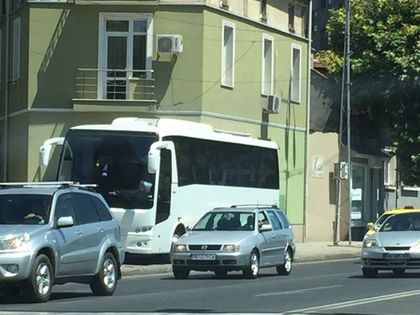 Пловдивчанин: Колите на тротоарите вече не ми правят впечатление, ама рейс?!? (СНИМКИ)