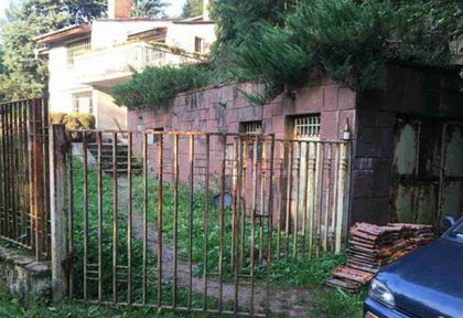 Спецакция край Своге! В изоставена вила и претъпкан бус намериха тумба бежанци - има арестувани
