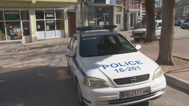 Полицаи разкриха крадец в Асеновград, той им извади нож при ареста