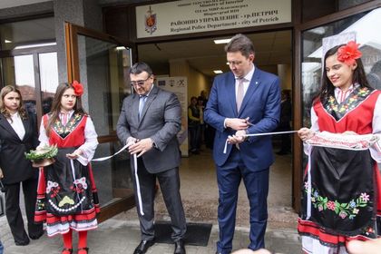 Прерязаха лентата на обновените сгради на полицията и пожарната в Петрич