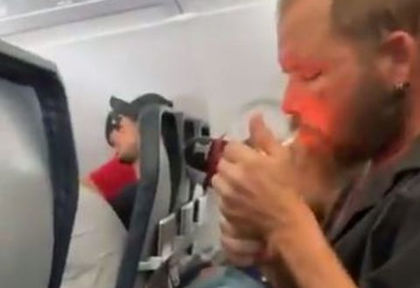 Пътник си пална цигара в самолет на хиляди метри във въздуха (ВИДЕО)