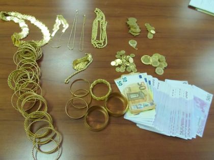 София: Глоба от над 53 000 лв. получи австриец, опитал да пренесе през ГКПП „Калотина“ над 2 кг златни накити и голяма сума пари без да ги декларира