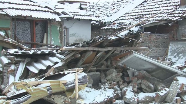 Продължава бутането на незаконни постройки във Войводиново! Уредите отиват в полицията, кметът храни животните (Видео)