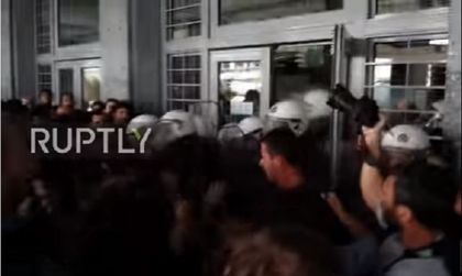 Бой между полиция и протестиращи в Гърция