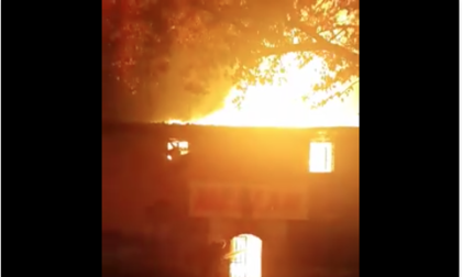 ЕКСКЛУЗИВНО ВИДЕО: Огнен ад в Пловдив. Сграда гори от 2 часа на възлово кръстовище