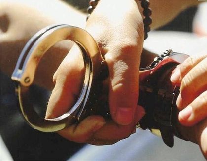 Арестуваха банда за грабеж, плячката им се сторила малка, та взели и портмонето на ошашавената продавачка