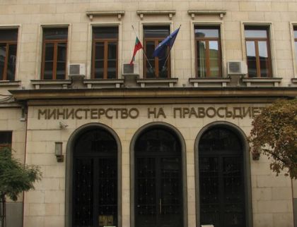 Цачева отстрани съдията с рушветите