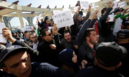 Протести в Алжир, премиерът заговори за сирийски сценарий