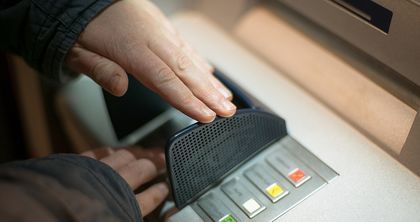 13-годишно момче от Девня открадна банкова карта от съседи, осъдиха майка му