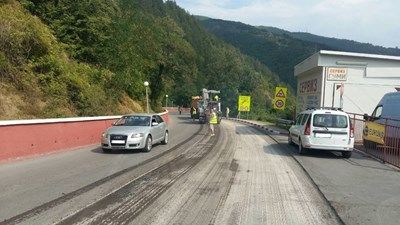 Сменят настилката на опасния участък край Своге