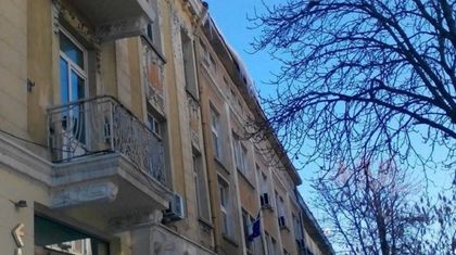 Тухла падна от стара сграда в Пазарджик, рани жена