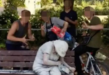 Тийнейджъри жестоко унижиха жена инвалид заради популярност във Фейсбук (СНИМКИ)