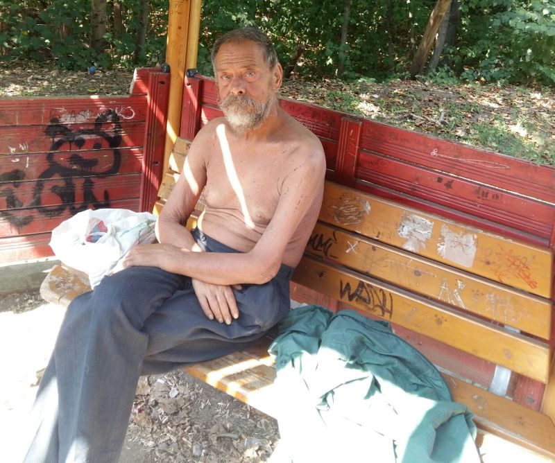 Той няма къде да отиде... За последно се е хранил преди 3 дни... Той е български пенсионер и е отчаян!