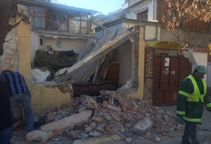 7 години бутат незаконна къща в Пловдив