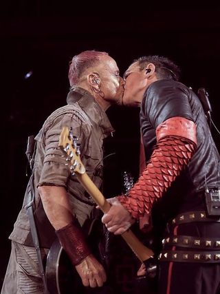 Глоба за Rammstein! Китаристите се целунаха в Русия