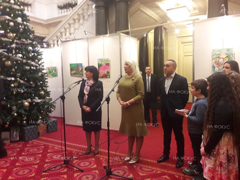 Председателят на НС Цвета Караянчева откри съвместна изложба на български художници и деца таланти от сдружение „Дива земя“