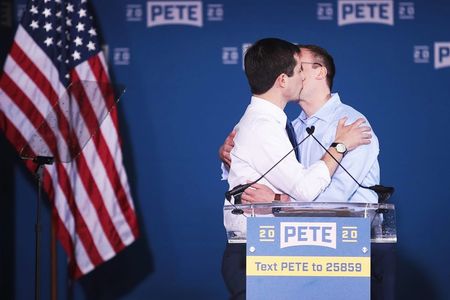 Прогресивно! Геят Пит целуна съпруга си и обяви кандидатурата си за президент на САЩ