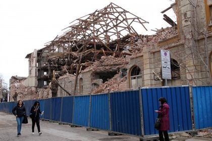 Стопаните на бутнатия склад карат общината да го укрепва