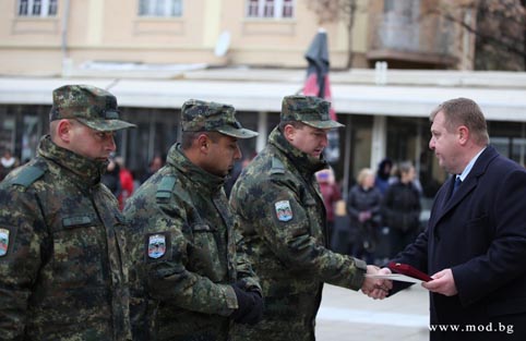 Раздвижване в отбраната Министър Каракачанов прогнозира резултат 0:0, т.е. колкото напускащи, толкова и влизащи в армията