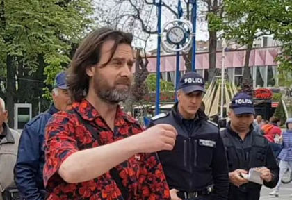 Първа СНИМКА на дългокосия мъж, който опита да отвлече две малки деца в центъра на Бургас! Преди това направил друг зулум (ВИДЕО)