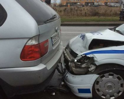 Старичка е, ама не е здрава: Патрулка остана без предница след целувка с джип (СНИМКА)