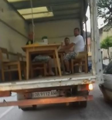 Трима в Ловешко си спретнаха як купон в каросерията на камион (ВИДЕО)