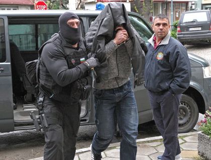Ето ги биячите на журналистите, още двама се предадоха
