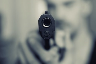 Млад мъж простреля свой съселянин с незаконна пушка
