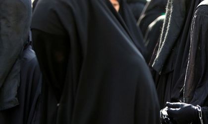 Мюсюлмански младежи на протест във Виена срещу забрана на бурките