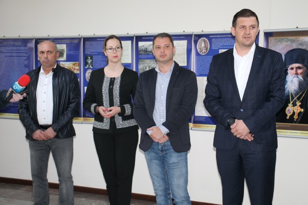 Областният управител на Хасково Станислав Дечев откри изложба, посветена на 140 години от приемането на Търновската конституция