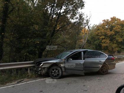 Кола се разби по пътя Пловдив - Чепеларе, изоставена е на опасен завой СНИМКИ