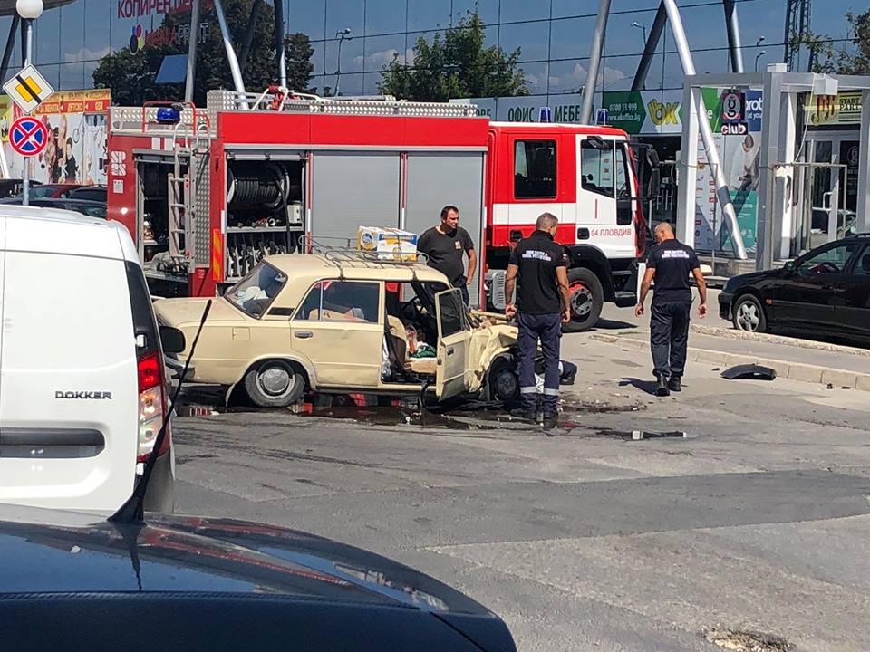 СНИМКИ: 84-годишен отне предимство и предизвика тежка катастрофа в Пловдив