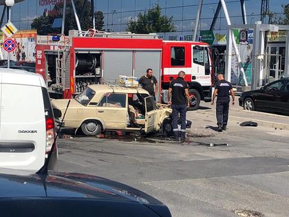 СНИМКИ: 84-годишен отне предимство и предизвика тежка катастрофа в Пловдив