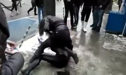 Три разярени девойки нападнаха с боксове контрольор