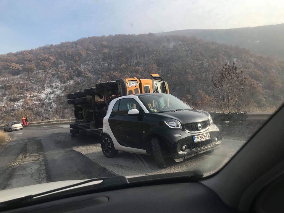 Бетоновоз се обърна на пътя между две пловдивски села