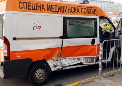 Брутално: Озверели цигани нападнаха лекaрски екип!