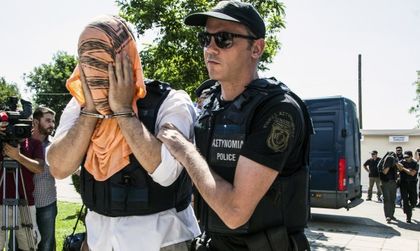Гръцки съд разреши екстрадирането на трима военни в Турция
