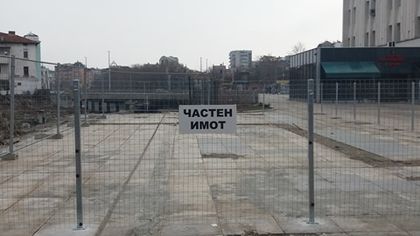 Оградата на площада остава, Общината не иска да плати 1 милион на реститутите