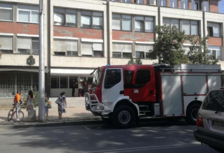 Извънредно! Паника в центъра на Казанлък, ето какво се случва (СНИМКА)