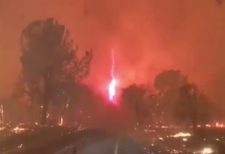 Огнено торнадо изпепелява всичко по пътя си в Калифорния (ВИДЕО)