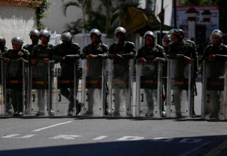 Връх на напрежението във Венецуела - военни откриха стрелба срещу цивилни, има жертви