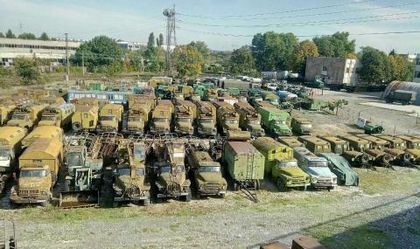 Лъха на позор! Техниката гние, войниците лежат под вишките – потресаващи ВИДЕО И СНИМКА от едно военно поделение!