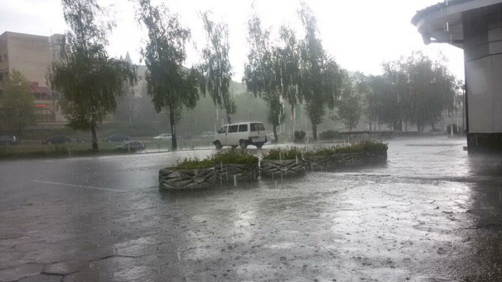 Проливен дъжд наводни болницата в Девин