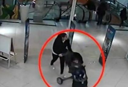 Жена открадна бебешка количка в столичен мол, докато пазарува с бебето си (СНИМКА)