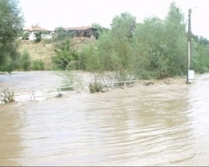 Водният апокалипсис в Бургаско взе жертви! Селски кмет: Водата приижда от всички страни, нямаме сили да се борим (СНИМКИ/ВИДЕО)