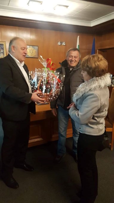 Смолян: Жители от село Вълчан благодариха на кмета Николай Мелемов, за реконструкцията на пътя до селото и главната улица в него