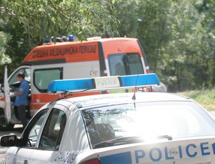 Пиян и дрогиран с БМВ се вряза в група деца в Китен и се обърна по таван, 6 момичета са в болница