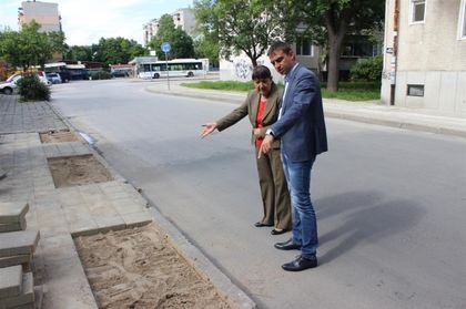 Нови тротоари в „Западен”