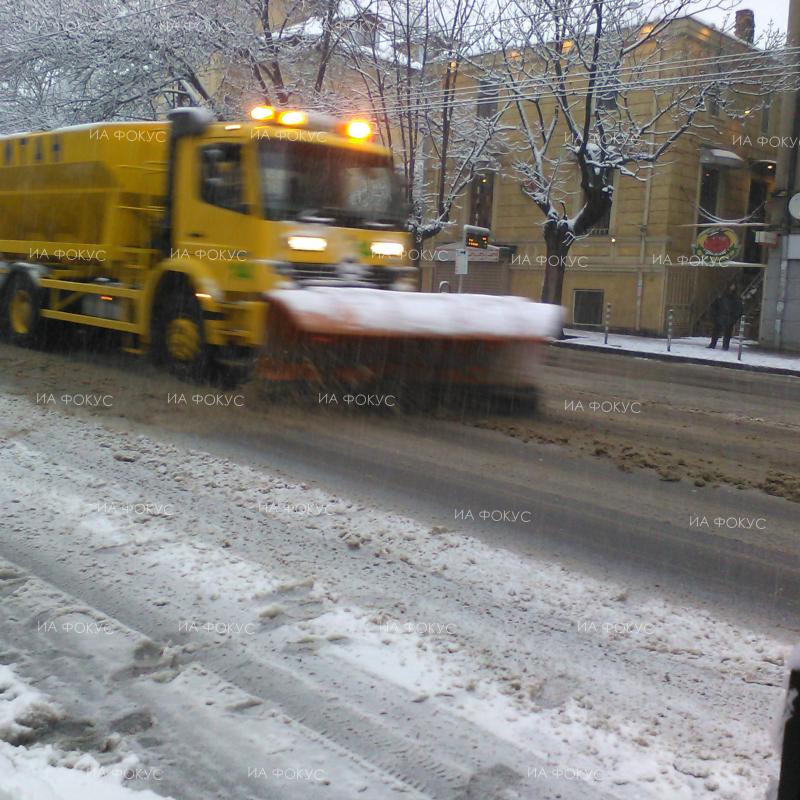София: Изпълняват се обработки със смеси срещу заледяване в града, над 140 снегопочистващи машини работят на терен