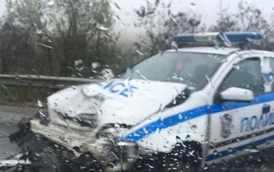 Патрулка и кола се удариха на разклона за Ябланица
